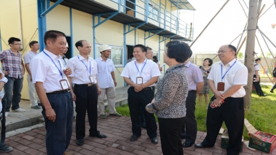 2013年市總工會“關愛職工，高溫送清涼”活動走進河源市商業(yè)中心建設現場